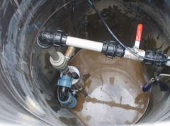 umiestnenie čerpadla v šachte pre tlakovú kanalizáciu